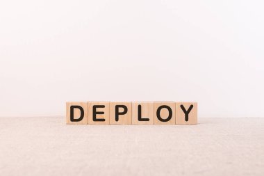 Beyaz arkaplanda tahta küplere yazılmış bir sözcük dağıt.