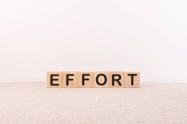 Hafif arkaplandaki yapı taşlarından oluşan EFFORT kelimesi