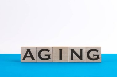 Ağaç yapı taşlarından yapılmış bir söz.