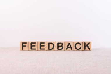 FEEDback kelimesi beyaz üzerine yapı taşları ile yapılır