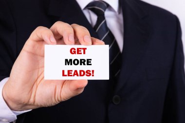 Elinde metin olan bir iş adamı daha fazla ipucu alır.