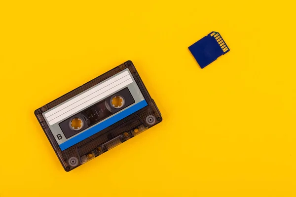 Cassette Audio Rétro Des Années Carte Sur Fond Jaune Concept — Photo