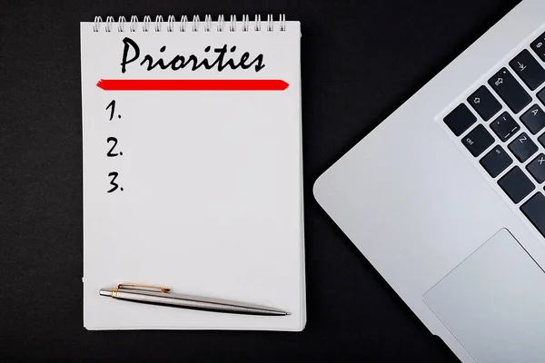 Prioriteiten Woord Concept Geschreven Een Notebook Met Pen Laptop Bovenaanzicht — Stockfoto