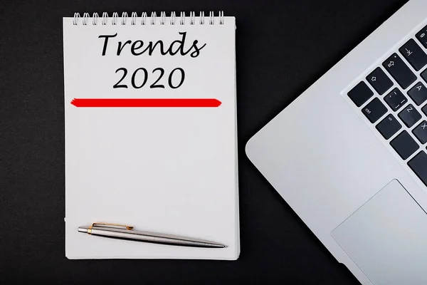 Tendances 2020 Mot Concept Écrit Dans Carnet Avec Stylo Ordinateur — Photo