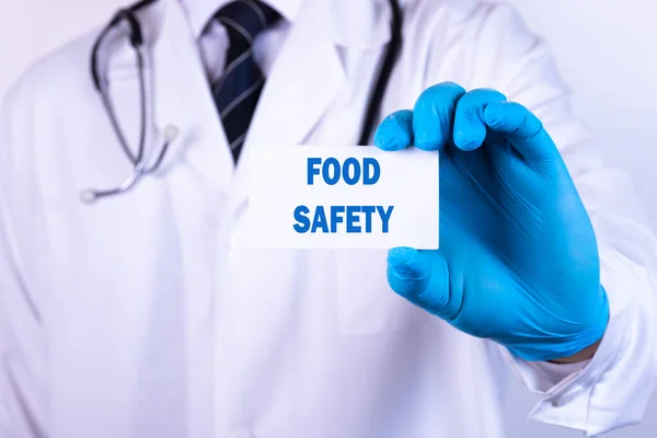 Médico Sosteniendo Una Tarjeta Con Texto Seguridad Alimentaria Concepto Médico — Foto de Stock