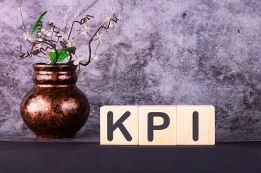 Gri arkaplandaki tahta küplerin üzerindeki CONCEPT KPI yazıları