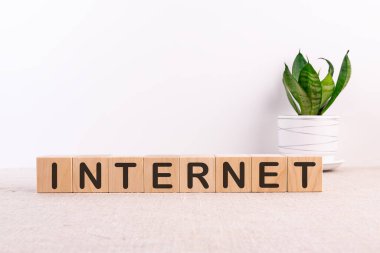 Kelime interneti, arka planda tahta küplerden yapılmış.