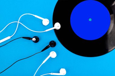 Mavi arka planda plak ve kulaklık. Ses meraklısı, müzik aşığı ya da profesyonel DJ ekipmanı