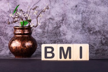 BMI vücut kütle indeksi harf blokları gri arkaplandaki tahta küplerde