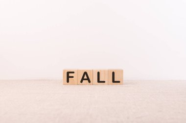 Tahta küplere düşme kelimesi. Yılın Kavram Mevsimleri.