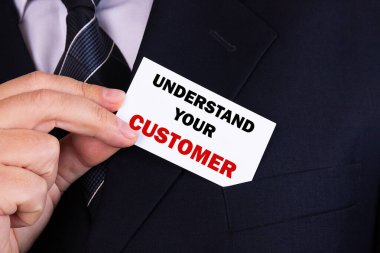 İş adamı içinde metin olan bir kart koyuyor ve cebinizdeki alışkanlığınızı anlıyor.