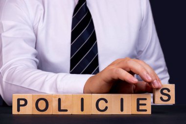 Adam ahşap bloklarla polis yaptı.