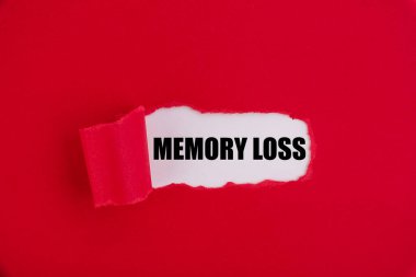 Yırtık kırmızı kağıdın arkasında görünen Bellek Kaybı.