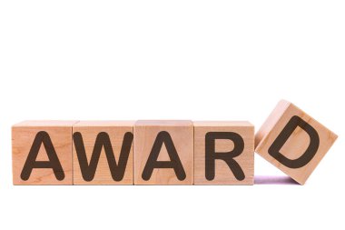 Hafif arkaplandaki yapı taşlarıyla oluşturulan AWARD kelimesi