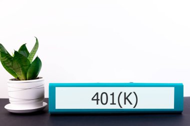 Açık arkaplanda 401 K etiketli dizin