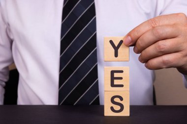 İnsan ahşap bloklarla EVET dedi.