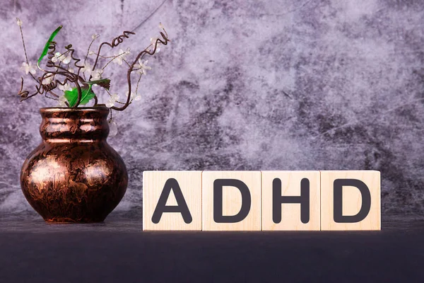 Gri arkaplandaki ADHD küplerinde ADHD kısaltması. ADHD 'yi kapat - Dikkat Eksikliği Hiperaktivite Bozukluğu.