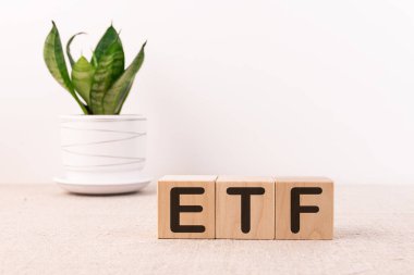 Işık arkaplanı ve yeşil çiçekli ETF sözcüğü
