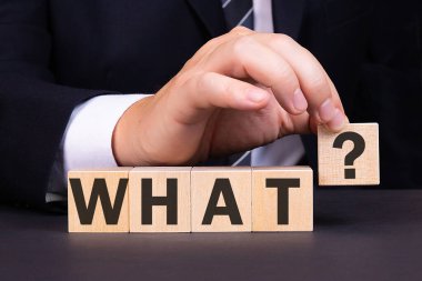 İnsan soru sorar Tahta bloklarla