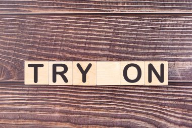 Metin Deneme On tahta bir arka planda tahta bloklara yazılır.