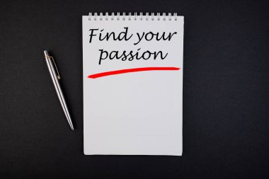 Koyu arkaplanda kalemle tutkulu not defteri yazma kavramını bul.