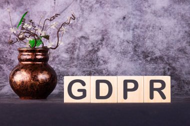 Kelime GDPR gri bir arka planda ahşap yapı taşları ile yapılmış