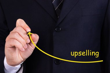 İş adamı artan çizgiyi büyüyen satış rakamlarını simgeliyor