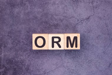 Küpler üzerinde ORM Çevrimiçi İtibar Yönetimi kavramı