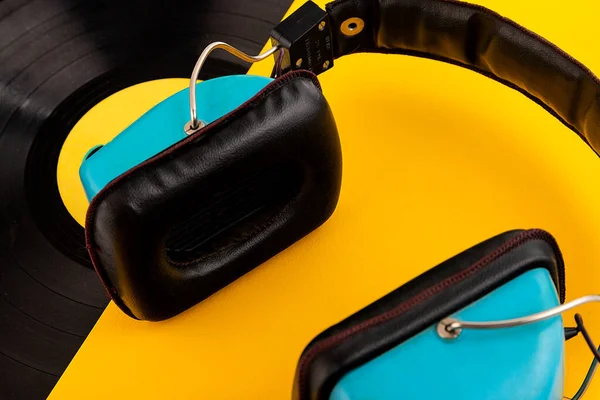 Catatan Vinyl Dan Headphone Dengan Latar Belakang Kuning Penggemar Audio — Stok Foto