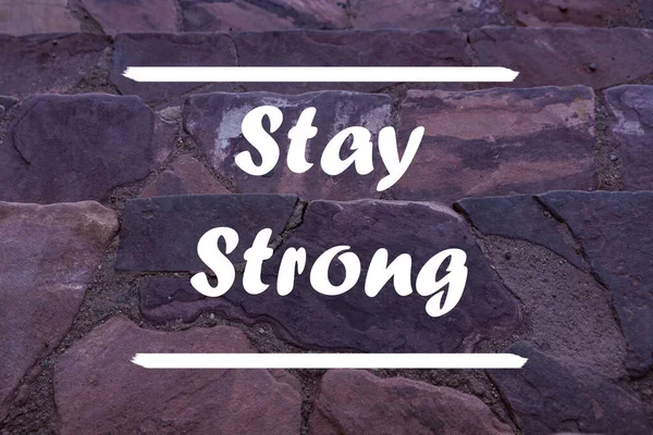 Stay Strong Написана Каменном Фоне — стоковое фото