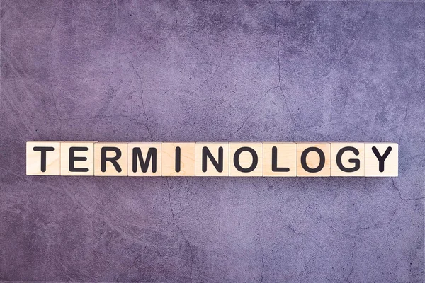 Kelime Terminolojisi Gri arka planda ahşap yapı taşlarıyla yapılır
