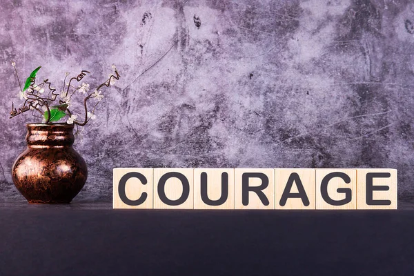 Word Courage Realizzato Con Blocchi Legno Sfondo Grigio — Foto Stock