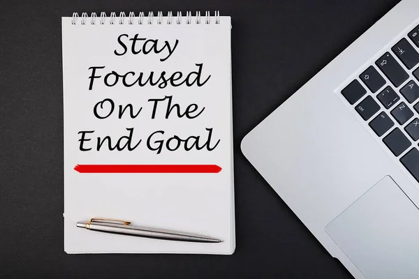 Stay Focused End Goal Notizblock Schreibkonzept Auf Dunklem Hintergrund Mit — Stockfoto