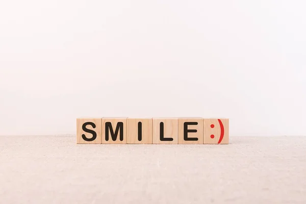 Bir Işık Tablosu Işık Arkaplan Üzerine Yazılmış Smile Kelime Kavramı — Stok fotoğraf