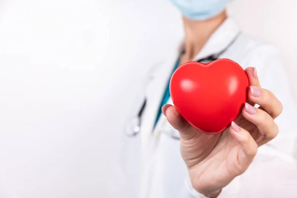 Primer Plano Las Manos Del Médico Con Corazón —  Fotos de Stock