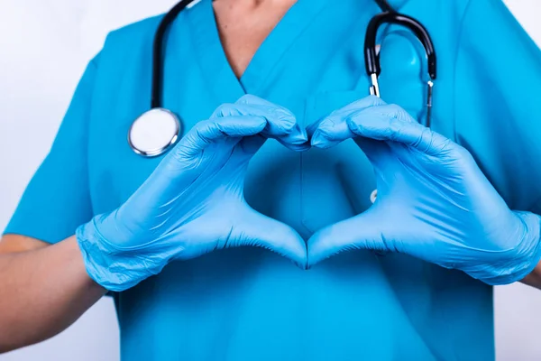 Руки Доктора Перчатках Придающие Форму Сердцу — стоковое фото