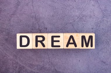 Ahşap yapı taşlarından yapılmış rüya kelimesi.