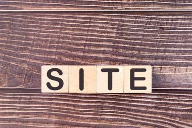 Ağaç yapı taşlarından yapılmış bir site kelimesi