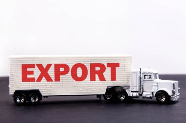 Kelime kavramını karanlık masa ve aydınlık arka plandaki bir kamyon römorkuna aktar.