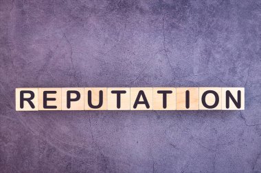 Tahta yapı taşlarından yapılan REPUTATION kelimesi.