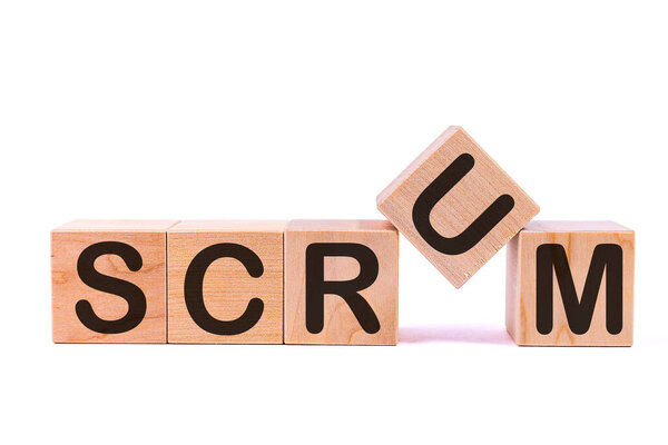 Концепция слова SCRUM, написанная на светлом столе и светлом фоне