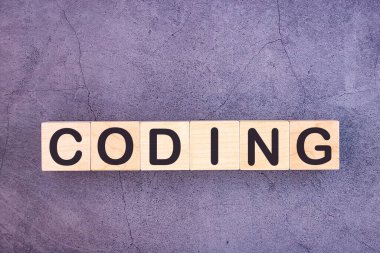 Kodlama kelimesi ahşap yapı taşlarından yapılır.