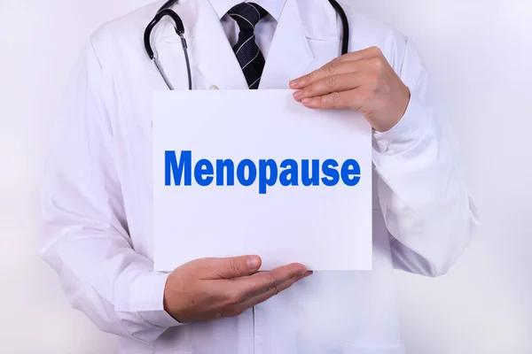 Orvos Kezében Egy Kártyát Menopauza Orvosi Koncepció — Stock Fotó