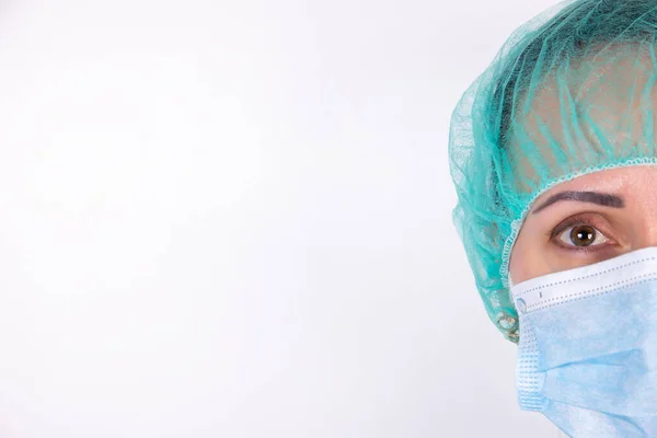 Ritratto Ravvicinato Medico Chirurgo Donna Adulto Con Maschera Protettiva Cappuccio — Foto Stock