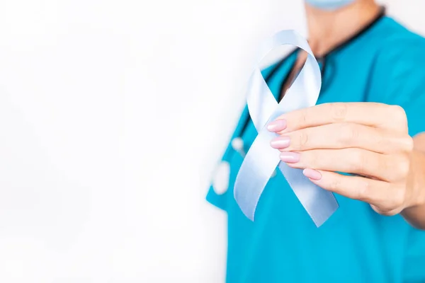 Médico Tem Uma Fita Azul Fundo Shirt Conceito Conscientização Médica — Fotografia de Stock