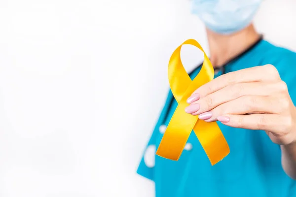 Médica Tem Uma Fita Amarela Fundo Shirt Conceito Consciência Tumor — Fotografia de Stock