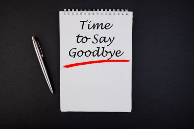 Karanlık arka planda kalemle veda notu yazma konsepti