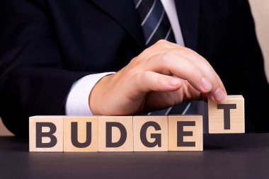 Adam tahta bloklarla kelime bütçesi oluşturdu.