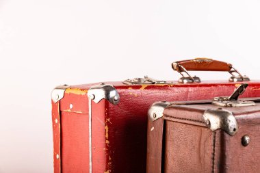 Antika bavullar arka planda bir masanın üzerinde duruyor..