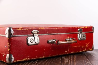 Masadaki eski bavul beyaz arka planda..